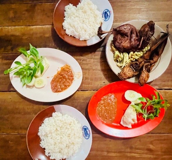 Ayam & Bebek Goreng Tiara Niken Puspitasari, 1. Waroeng Kaligarong Semarang, 2. Warung Makan Bebek H Slamet(asli), 3. Ayam & Bebek Goreng Sari Rasa (Pak Thori), 4. Bebek & Ayam Goreng Pak Ndut, 5. Bebek Carok, 6. Ayam & Bebek Goreng Pak Amad, 7. Bebek Goreng & Rica – Rica Mentok Pak Dawut, 8. Nasi Bebek Madura, 9. Mak Kuring Ayam Bebek Goreng Bumbu Hitam, 10. Bebek Goreng Mbak Ririn, 11. Bebek & Ayam Kampung MAS BUDI, 12. Ayam & Bebek Goreng Tiara, 13. Bebek Goreng Pak Eko (Ketileng), 14. Bebek Goreng MBAK YANI ~ Warung Tenda Ala Lamongan, 15. Bebek Kang Jono Gayamsari