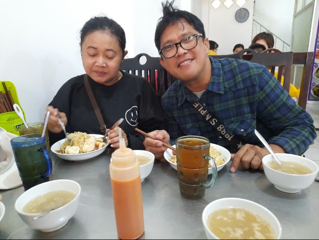 Bakmi Ajong Singkawang Maruli Sipahutar, 1. Bubur Singkawang Ajun, 2. Bakmi Ajong Singkawang, 3. Kedai Lilie Singkawang, 4. Bakmie Singkawang A “ANG 51, 5. Bakso Sapi Singkawang 28, 6. SiBu OuKie Bakmi Kepiting, pasar PIK, 7. Bubur Singkawang AKHIAN, 8. Bakmi Singkawang A’Sam 88, 9. Choi Pan Manie, 10. Nasi Campur Alin 91 khas Singkawang, 11. Bubur Akhun Singkawang, 12. Bakmie Akong Singkawang
