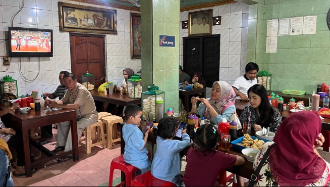 Bakso ABC Sari Roso Reezky Pradata, 1. Bakso ABC Sari Roso, 2. Bakso Planet Salatiga, 3. Sate Sapi Suruh & Bakso, 4. Bakso Dugul, 5. Bakso Mbledos Salatiga, 6. RM Bakso Tamansari, 7. Mie Ayam dan Bakso Idola (Cak So), 8. Bakso Sapi Dan Mie Ayam Blotongan Salatiga, 9. Bakso & Mie Ayam Sari Roso 88, 10. Mie Ayam Bakso Coba Rasa, 11. Bakso Babat Pak Tomo, 12. Rumah Makan Bakso Soko Roso