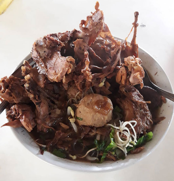 Bakso Comberan, 1. Dodol Belimbing, 2. Ketoprak Cimol, 3. Toge Goreng, 4. Gado-gado Depok, 5. Perkedel bakar, 6. Dodol Jambu Biji, 7. Peyek Galih / Gale, 8. Biskuit Temma, 9. Bakso Comberan, 10. Nastar Belimbing, 11. Rujak cireng, 12. Soto Depok