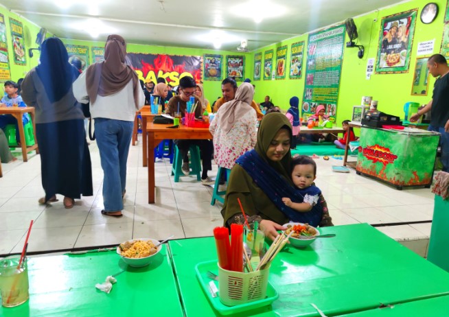 Bakso Mbledos Salatiga agus alkharis, 1. Bakso ABC Sari Roso, 2. Bakso Planet Salatiga, 3. Sate Sapi Suruh & Bakso, 4. Bakso Dugul, 5. Bakso Mbledos Salatiga, 6. RM Bakso Tamansari, 7. Mie Ayam dan Bakso Idola (Cak So), 8. Bakso Sapi Dan Mie Ayam Blotongan Salatiga, 9. Bakso & Mie Ayam Sari Roso 88, 10. Mie Ayam Bakso Coba Rasa, 11. Bakso Babat Pak Tomo, 12. Rumah Makan Bakso Soko Roso