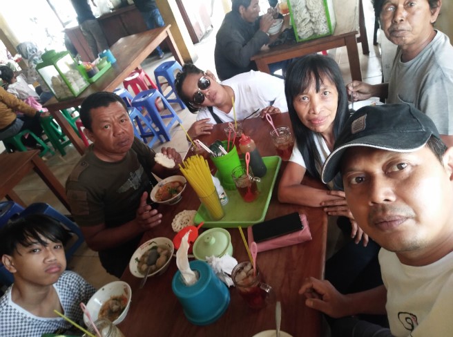 Bakso Sapi Dan Mie Ayam Blotongan Salatiga Edi Pit, 1. Bakso ABC Sari Roso, 2. Bakso Planet Salatiga, 3. Sate Sapi Suruh & Bakso, 4. Bakso Dugul, 5. Bakso Mbledos Salatiga, 6. RM Bakso Tamansari, 7. Mie Ayam dan Bakso Idola (Cak So), 8. Bakso Sapi Dan Mie Ayam Blotongan Salatiga, 9. Bakso & Mie Ayam Sari Roso 88, 10. Mie Ayam Bakso Coba Rasa, 11. Bakso Babat Pak Tomo, 12. Rumah Makan Bakso Soko Roso