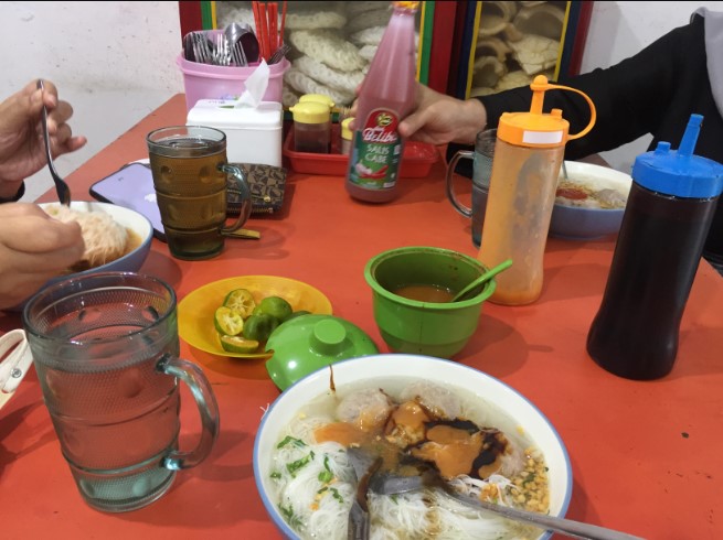 Bakso Sapi Singkawang 28 Anik Handayani, 1. Bubur Singkawang Ajun, 2. Bakmi Ajong Singkawang, 3. Kedai Lilie Singkawang, 4. Bakmie Singkawang A “ANG 51, 5. Bakso Sapi Singkawang 28, 6. SiBu OuKie Bakmi Kepiting, pasar PIK, 7. Bubur Singkawang AKHIAN, 8. Bakmi Singkawang A’Sam 88, 9. Choi Pan Manie, 10. Nasi Campur Alin 91 khas Singkawang, 11. Bubur Akhun Singkawang, 12. Bakmie Akong Singkawang