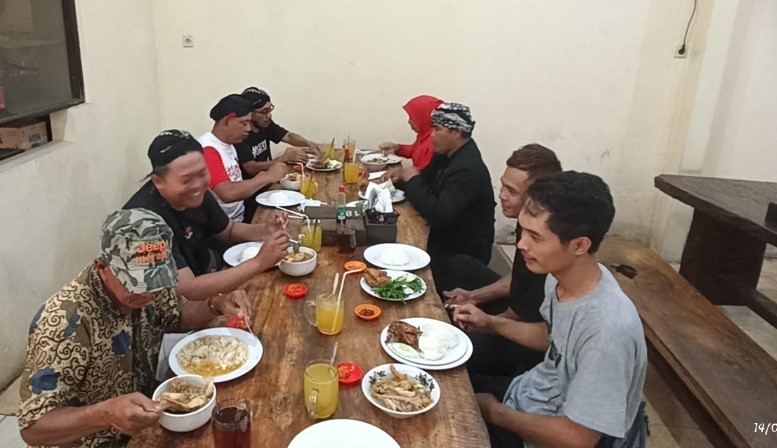 Bebek & Ayam Goreng Pak Ndut Septi Radityo, 1. Waroeng Kaligarong Semarang, 2. Warung Makan Bebek H Slamet(asli), 3. Ayam & Bebek Goreng Sari Rasa (Pak Thori), 4. Bebek & Ayam Goreng Pak Ndut, 5. Bebek Carok, 6. Ayam & Bebek Goreng Pak Amad, 7. Bebek Goreng & Rica – Rica Mentok Pak Dawut, 8. Nasi Bebek Madura, 9. Mak Kuring Ayam Bebek Goreng Bumbu Hitam, 10. Bebek Goreng Mbak Ririn, 11. Bebek & Ayam Kampung MAS BUDI, 12. Ayam & Bebek Goreng Tiara, 13. Bebek Goreng Pak Eko (Ketileng), 14. Bebek Goreng MBAK YANI ~ Warung Tenda Ala Lamongan, 15. Bebek Kang Jono Gayamsari
