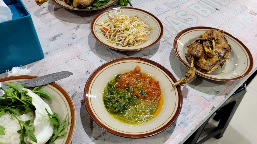 Bebek & Ayam Kampung MAS BUDI Sumarlin Hari Wibowo, 1. Waroeng Kaligarong Semarang, 2. Warung Makan Bebek H Slamet(asli), 3. Ayam & Bebek Goreng Sari Rasa (Pak Thori), 4. Bebek & Ayam Goreng Pak Ndut, 5. Bebek Carok, 6. Ayam & Bebek Goreng Pak Amad, 7. Bebek Goreng & Rica – Rica Mentok Pak Dawut, 8. Nasi Bebek Madura, 9. Mak Kuring Ayam Bebek Goreng Bumbu Hitam, 10. Bebek Goreng Mbak Ririn, 11. Bebek & Ayam Kampung MAS BUDI, 12. Ayam & Bebek Goreng Tiara, 13. Bebek Goreng Pak Eko (Ketileng), 14. Bebek Goreng MBAK YANI ~ Warung Tenda Ala Lamongan, 15. Bebek Kang Jono Gayamsari