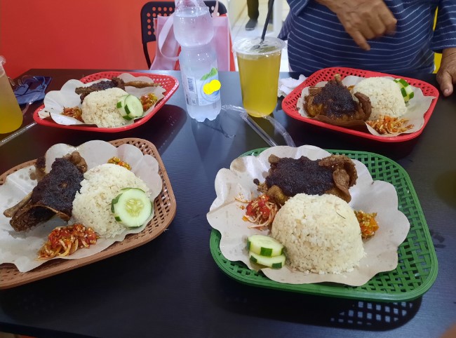 Bebek Carok - Semarang Rachma Wuryandari, 1. Waroeng Kaligarong Semarang, 2. Warung Makan Bebek H Slamet(asli), 3. Ayam & Bebek Goreng Sari Rasa (Pak Thori), 4. Bebek & Ayam Goreng Pak Ndut, 5. Bebek Carok, 6. Ayam & Bebek Goreng Pak Amad, 7. Bebek Goreng & Rica – Rica Mentok Pak Dawut, 8. Nasi Bebek Madura, 9. Mak Kuring Ayam Bebek Goreng Bumbu Hitam, 10. Bebek Goreng Mbak Ririn, 11. Bebek & Ayam Kampung MAS BUDI, 12. Ayam & Bebek Goreng Tiara, 13. Bebek Goreng Pak Eko (Ketileng), 14. Bebek Goreng MBAK YANI ~ Warung Tenda Ala Lamongan, 15. Bebek Kang Jono Gayamsari