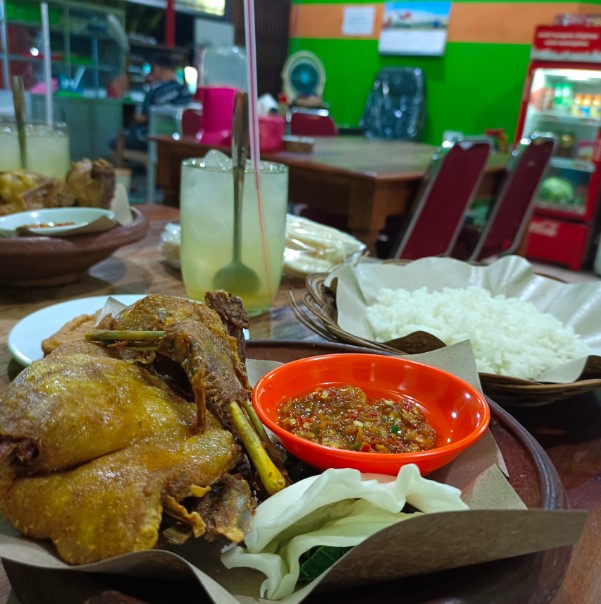 Bebek Goreng Mbak Ririn Heri Prasetiyo, 1. Waroeng Kaligarong Semarang, 2. Warung Makan Bebek H Slamet(asli), 3. Ayam & Bebek Goreng Sari Rasa (Pak Thori), 4. Bebek & Ayam Goreng Pak Ndut, 5. Bebek Carok, 6. Ayam & Bebek Goreng Pak Amad, 7. Bebek Goreng & Rica – Rica Mentok Pak Dawut, 8. Nasi Bebek Madura, 9. Mak Kuring Ayam Bebek Goreng Bumbu Hitam, 10. Bebek Goreng Mbak Ririn, 11. Bebek & Ayam Kampung MAS BUDI, 12. Ayam & Bebek Goreng Tiara, 13. Bebek Goreng Pak Eko (Ketileng), 14. Bebek Goreng MBAK YANI ~ Warung Tenda Ala Lamongan, 15. Bebek Kang Jono Gayamsari