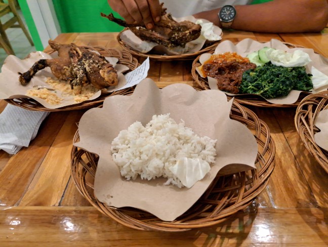 Bebek Goreng Pak Eko (Ketileng) Fauziah Muliawati, 1. Waroeng Kaligarong Semarang, 2. Warung Makan Bebek H Slamet(asli), 3. Ayam & Bebek Goreng Sari Rasa (Pak Thori), 4. Bebek & Ayam Goreng Pak Ndut, 5. Bebek Carok, 6. Ayam & Bebek Goreng Pak Amad, 7. Bebek Goreng & Rica – Rica Mentok Pak Dawut, 8. Nasi Bebek Madura, 9. Mak Kuring Ayam Bebek Goreng Bumbu Hitam, 10. Bebek Goreng Mbak Ririn, 11. Bebek & Ayam Kampung MAS BUDI, 12. Ayam & Bebek Goreng Tiara, 13. Bebek Goreng Pak Eko (Ketileng), 14. Bebek Goreng MBAK YANI ~ Warung Tenda Ala Lamongan, 15. Bebek Kang Jono Gayamsari