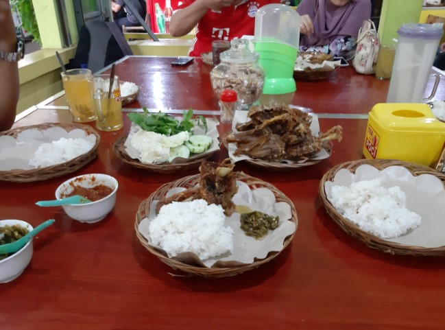 Bebek Goreng & Rica - Rica Mentok Pak Dawut Farid Istiqlal, 1. Waroeng Kaligarong Semarang, 2. Warung Makan Bebek H Slamet(asli), 3. Ayam & Bebek Goreng Sari Rasa (Pak Thori), 4. Bebek & Ayam Goreng Pak Ndut, 5. Bebek Carok, 6. Ayam & Bebek Goreng Pak Amad, 7. Bebek Goreng & Rica – Rica Mentok Pak Dawut, 8. Nasi Bebek Madura, 9. Mak Kuring Ayam Bebek Goreng Bumbu Hitam, 10. Bebek Goreng Mbak Ririn, 11. Bebek & Ayam Kampung MAS BUDI, 12. Ayam & Bebek Goreng Tiara, 13. Bebek Goreng Pak Eko (Ketileng), 14. Bebek Goreng MBAK YANI ~ Warung Tenda Ala Lamongan, 15. Bebek Kang Jono Gayamsari