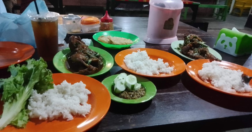 Bebek Kang Jono Gayamsari Tabita Ayu Permata Sari, 1. Waroeng Kaligarong Semarang, 2. Warung Makan Bebek H Slamet(asli), 3. Ayam & Bebek Goreng Sari Rasa (Pak Thori), 4. Bebek & Ayam Goreng Pak Ndut, 5. Bebek Carok, 6. Ayam & Bebek Goreng Pak Amad, 7. Bebek Goreng & Rica – Rica Mentok Pak Dawut, 8. Nasi Bebek Madura, 9. Mak Kuring Ayam Bebek Goreng Bumbu Hitam, 10. Bebek Goreng Mbak Ririn, 11. Bebek & Ayam Kampung MAS BUDI, 12. Ayam & Bebek Goreng Tiara, 13. Bebek Goreng Pak Eko (Ketileng), 14. Bebek Goreng MBAK YANI ~ Warung Tenda Ala Lamongan, 15. Bebek Kang Jono Gayamsari