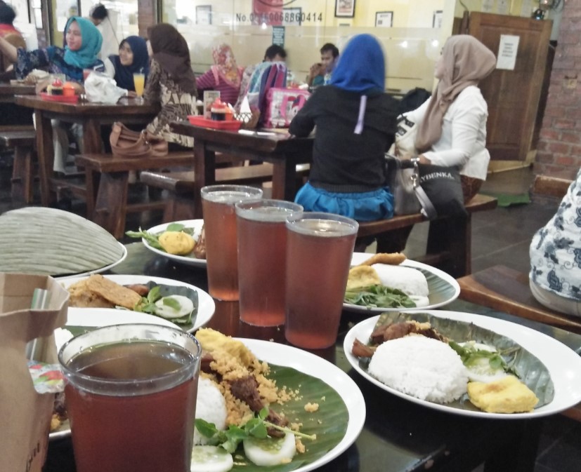 Bebek Kaleyo Tebet Lailita Lia, 1. Bandar Djakarta, 2. Nasi Goreng Kambing Kebon Sirih Sejak 1958, 3. Joni Steak, 4. Bebek Kaleyo Tebet, 5. Ayam Goreng Berkah, 6. Talaga Sampireun – Puri, 7. Bopet Mini Benhil, 8. Roti Bakar Eddy Blok M, 9. Kwetiaw Sapi 78 Mangga Besar, 10. Restoran Garuda, 11. Warung MJS, 12. Tugu Kuntskring Palais Jakarta, 13. Ragusa Es Italia, 14. Waroeng Sunda, 15. Holycow STEAKHOUSE, 16. Kaum Jakarta, 17. Bubur Kwang Tung, 18. Cerita Rasa Nusantara, 19. Kampung Kecil Kedoya Puri Kembangan, 20. Pagi Sore Cempaka Putih, 21. Social House Grand Indonesia, 22. Soto Betawi Haji Husen, 23. Restoran Beautika Khas Manado – Abdul Muis, 24. Ikan Bakar Cianjur, 25. Warmindo Abang Adek, 26. Bebek Bentu Cempaka Putih, 27. OTW Food Street, 28. Dim Sum Inc, 29. Nasi Gandul Bu Endang, 30. Warung Mak Dower, 31. Warung Nagih, 32. Ayam Goreng Gohyong Malaya, 33. Harum Manis, 34. Munik Restoran, 35. Smarapura Traditional Resto, 36. Anomali Coffee Setiabudi, 37. Sate Maranggi Haji Yetty, 38. Bungarampai, 39. Tony Roma’s, 40. Chinesefood 99 Pecenongan, 41. SINOÜ, 42. The Awan Lounge, 43. Waha Kitchen, 44. Gado-gado Bonbin, 45. Martabak Boss, 46. Colette Lola – Wolter Monginsidi, 47. Food Lab