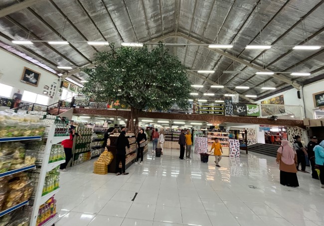Brawijaya Istana Oleh - Oleh Permana Aji, 1. Pasar Besar, 2. Brawijaya Istana Oleh – Oleh, 3. Pusat Oleh-oleh Khas Malang PKK Corner, 4. Goedang Oleh-oleh Malang, 5. Malang Strudel, 6. Pia Cap Mangkok, 7. Wicaksono Pusat Oleh-oleh Khas Malang, 8. Pasar Oleh – Oleh Selecta, 9. Toko Oleh-oleh Lancar Jaya, 10. Sensa, 11. Anugerah Oleh – Oleh Khas Malang, 12. Pasar Oleh Oleh Dewi Sri, 13. Kampung Wisata Sanan, 14. Deduwa Pusat Oleh-Oleh, 15. Bolu Malang Singosari Karanglo