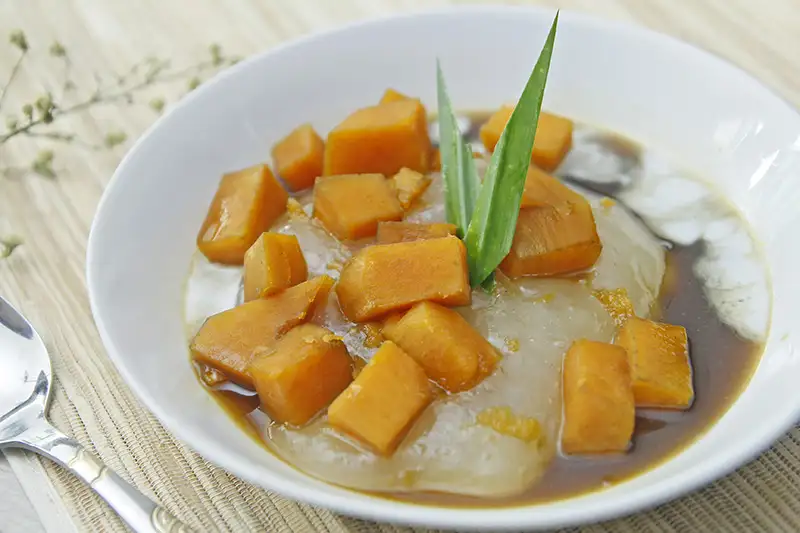 Bubur Sagu Ubi, 1. Ikan Gohu, 2. Papeda, 3. Nasi Lapola, 4. Woku Komo-komo, 5. Kohu-kohu, 6. Sambal Colo-colo, 7. Bubur Ne, 8. Bubur Sagu Ubi, 9. Kopi Sibu-sibu, 10. Bobengka, 11. Ikan Kuah Pala Banda, 12. Ikan Asap, 13. Kasbi Komplet, 14. Cempedak Goreng, 15. Acar Kuning, 16. Sambal Tappa, 17. Lapis Palaro