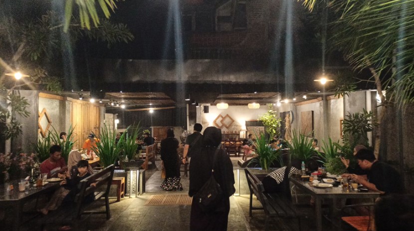 Burjo POLOPES Saiful Afandi, 1. Burjo POLOPES, 2. Nyaman Coffee And Eatery, 3. Rumah Kopi Sragen, 4. Cengkir Klopo Coffee And Resto, 5. Locomotive Resto & Cafe, 6. Ragil Resto, 7. Pranadjaya coffee, 8. Omah Lawas Sragen, 9. BIG BEAT MAMA’S RESTAURAN & CAFE, 10. Gedhein Kopi, 11. Kopi Gati, 12. Mocitea Corner, 13. Omah Prahu Coffee & Resto, 14. Rules Coffee and Kitchen, 15. Dodolanan Cafe, 16. Nittie Coffee, 17. DjadjanDW, 18. Kenbirti coffee & bites, 19. History Coffee.SRG, 20. Reunikopi, 21. SAPA KETIGA, 22. Area Pedas, 23. Cafe Oemah Sedulur, 24. Lubby Cafe, 25. Coffee.blackbee
