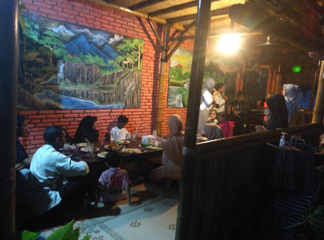 Cafe Oemah Sedulur NESYA RIENDRA, 1. Burjo POLOPES, 2. Nyaman Coffee And Eatery, 3. Rumah Kopi Sragen, 4. Cengkir Klopo Coffee And Resto, 5. Locomotive Resto & Cafe, 6. Ragil Resto, 7. Pranadjaya coffee, 8. Omah Lawas Sragen, 9. BIG BEAT MAMA’S RESTAURAN & CAFE, 10. Gedhein Kopi, 11. Kopi Gati, 12. Mocitea Corner, 13. Omah Prahu Coffee & Resto, 14. Rules Coffee and Kitchen, 15. Dodolanan Cafe, 16. Nittie Coffee, 17. DjadjanDW, 18. Kenbirti coffee & bites, 19. History Coffee.SRG, 20. Reunikopi, 21. SAPA KETIGA, 22. Area Pedas, 23. Cafe Oemah Sedulur, 24. Lubby Cafe, 25. Coffee.blackbee