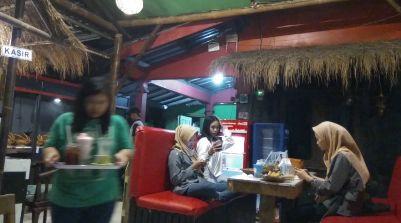 Cafe Angkringan Iyut's mas jo, 1. Bogowonto 77 Resto &amp; Coffee, 2. Kopi Candi, 3. Semerbak Coffee, 4. Eiffel Ice Cream &amp; Resto, 5. Kopijawi, 6. Kape Kapi, 7. Soul Coffee &amp; Resto, 8. Kedai Pekarangan Coffee and Spice Drinks, 9. Pangena Family Resto &amp; Coffee Shop, 10. NONA Dessert &amp; Chill, 11. Kopi Kembang Sepasang, 12. Roar Coffee and Eatery, 13. SULTHAN KOPI &amp; EATERY, 14. Masterpiece Billiards And Cafe, 15. Kopi Joss Purworejo, 16. Ndelikwae, 17. Kebon N’dalem, 18. Kopi Djo, 19. Tulip Bakery, Cakes &amp; Coffee Shop, 20. Echosistem, 21. Cafe Angkringan Iyut’s, 22. Becos Cafe, 23. Temanja Post House, 24. KEMARI Kedai Kopi, 25. Kedai kopi ndeso, 26. Thriving.coffee, 27. Communitea coffee, 28. Teras Kopi Labbaik