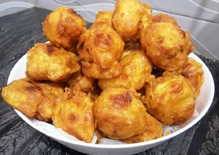 Cempedak Goreng, 1. Ikan Gohu, 2. Papeda, 3. Nasi Lapola, 4. Woku Komo-komo, 5. Kohu-kohu, 6. Sambal Colo-colo, 7. Bubur Ne, 8. Bubur Sagu Ubi, 9. Kopi Sibu-sibu, 10. Bobengka, 11. Ikan Kuah Pala Banda, 12. Ikan Asap, 13. Kasbi Komplet, 14. Cempedak Goreng, 15. Acar Kuning, 16. Sambal Tappa, 17. Lapis Palaro