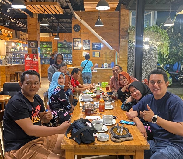Cengkir Klopo Coffee And Resto aji lumaksono, 1. Burjo POLOPES, 2. Nyaman Coffee And Eatery, 3. Rumah Kopi Sragen, 4. Cengkir Klopo Coffee And Resto, 5. Locomotive Resto & Cafe, 6. Ragil Resto, 7. Pranadjaya coffee, 8. Omah Lawas Sragen, 9. BIG BEAT MAMA’S RESTAURAN & CAFE, 10. Gedhein Kopi, 11. Kopi Gati, 12. Mocitea Corner, 13. Omah Prahu Coffee & Resto, 14. Rules Coffee and Kitchen, 15. Dodolanan Cafe, 16. Nittie Coffee, 17. DjadjanDW, 18. Kenbirti coffee & bites, 19. History Coffee.SRG, 20. Reunikopi, 21. SAPA KETIGA, 22. Area Pedas, 23. Cafe Oemah Sedulur, 24. Lubby Cafe, 25. Coffee.blackbee