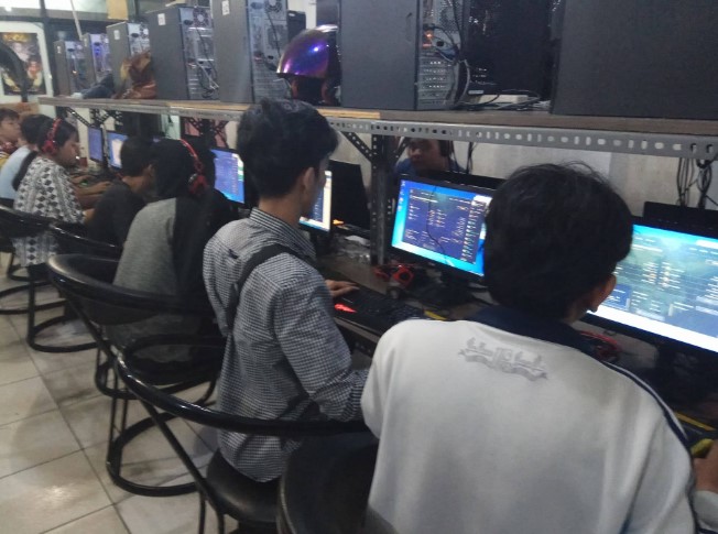 Colosseum Arena Palmerah, 1. Supernova Esports iCafe, 2. Raftel Cybernet, 3. Gamers Paradise, 4. Tokyo GamingSpace Sunter, 5. Colosseum Arena Palmerah, 6. Prima Warnet, 7. TNC Kemanggisan, 8. PIX Gaming Cafe, 9. Colosseum Arena Puri, 10. Mineski Infinity Cafe – Sunter, 11. Azure Command Centre, 12. Warnet 24 Jam Home Of Gamers Manunggal 2, 13. Spade Gaming Space Kemanggisan