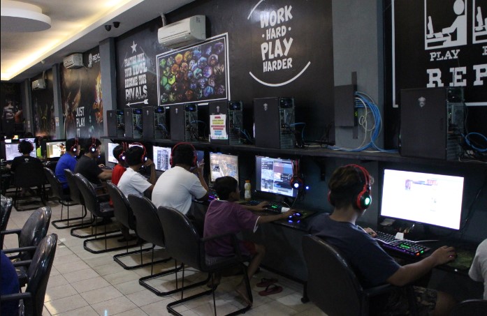 Colosseum Arena Puri Thomas Lie, 1. Supernova Esports iCafe, 2. Raftel Cybernet, 3. Gamers Paradise, 4. Tokyo GamingSpace Sunter, 5. Colosseum Arena Palmerah, 6. Prima Warnet, 7. TNC Kemanggisan, 8. PIX Gaming Cafe, 9. Colosseum Arena Puri, 10. Mineski Infinity Cafe – Sunter, 11. Azure Command Centre, 12. Warnet 24 Jam Home Of Gamers Manunggal 2, 13. Spade Gaming Space Kemanggisan