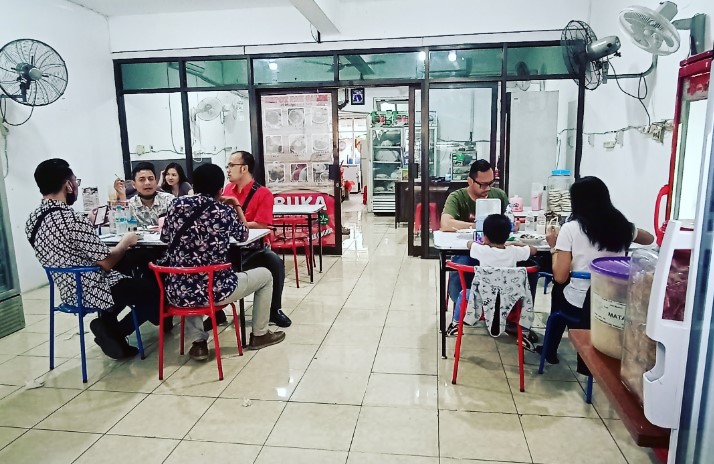 Depot Nasi Campur Pak Salim Salim nasi Campur 320, 1. Depot Jepun Bali, 2. Nasi Campur Bu Ida, 3. Nasi Empal Pengampon, 4. Depot Nasi Campur Pojok Tambak Bayan, 5. Depot Emak Ai, 6. Nasi Campur Kertajaya Indah, 7. Dapur Bu Dewi (Spesial Nasi Madura / Sego Meduro), 8. Warung Nasi Pak Ghofar, 9. Nasi Cuhima Bu Evie Madura, 10. Depot Nasi Campur Pak Salim, 11. Nasi Campur Kertajaya Indah Cab Kendal Sari (Wonorejo/Nirwana), 12. Warung Nasi Campur Kanwa