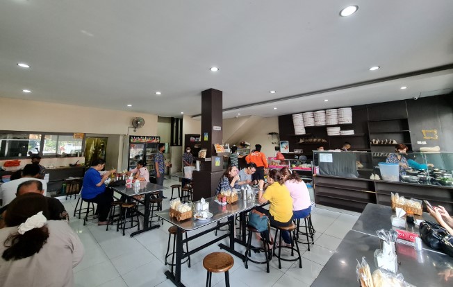 Depot Nasi Campur Pojok Tambak Bayan Pingky Sudibyo, 1. Depot Jepun Bali, 2. Nasi Campur Bu Ida, 3. Nasi Empal Pengampon, 4. Depot Nasi Campur Pojok Tambak Bayan, 5. Depot Emak Ai, 6. Nasi Campur Kertajaya Indah, 7. Dapur Bu Dewi (Spesial Nasi Madura / Sego Meduro), 8. Warung Nasi Pak Ghofar, 9. Nasi Cuhima Bu Evie Madura, 10. Depot Nasi Campur Pak Salim, 11. Nasi Campur Kertajaya Indah Cab Kendal Sari (Wonorejo/Nirwana), 12. Warung Nasi Campur Kanwa