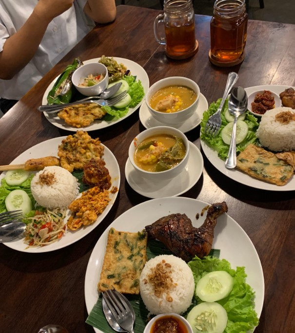 Dua Nyonya Restaurant Aryaty LG, 1. TanSu Kemayoran, 2. Bopet Mini Benhil, 3. Restoran Garuda, 4. Sana Sini Restaurant, 5. Bubur Kwang Tung, 6. Bubur Cikini H.R. Sulaiman, 7. Bakmi A Boen, 8. Kedai Tjikini, 9. Mie Ayam Gondangdia, 10. Spesial Soto Boyolali (SSB ) Hj Hesti Widodo, Pecenongan, 11. Sabang 16 Kopi dan Srikaya, 12. Dua Nyonya Restaurant, 13. Gado-Gado Cikini (Renie), 14. Gado-Gado Cemara (Sejak 1947), 15. Nasi Uduk Gondangdia, 16. Soto Kudus Ayam Kampung Kembang Joyo, 17. Gudeg Jogja Bu Tinah