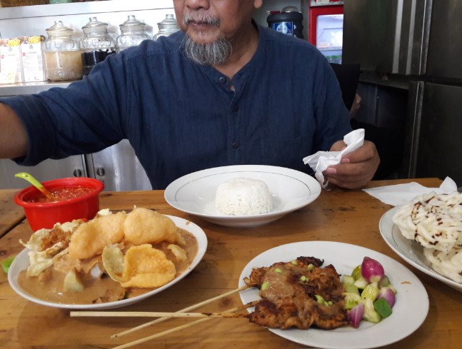 Gado-Gado Cemara (Sejak 1947) anita dosowarso, 1. TanSu Kemayoran, 2. Bopet Mini Benhil, 3. Restoran Garuda, 4. Sana Sini Restaurant, 5. Bubur Kwang Tung, 6. Bubur Cikini H.R. Sulaiman, 7. Bakmi A Boen, 8. Kedai Tjikini, 9. Mie Ayam Gondangdia, 10. Spesial Soto Boyolali (SSB ) Hj Hesti Widodo, Pecenongan, 11. Sabang 16 Kopi dan Srikaya, 12. Dua Nyonya Restaurant, 13. Gado-Gado Cikini (Renie), 14. Gado-Gado Cemara (Sejak 1947), 15. Nasi Uduk Gondangdia, 16. Soto Kudus Ayam Kampung Kembang Joyo, 17. Gudeg Jogja Bu Tinah