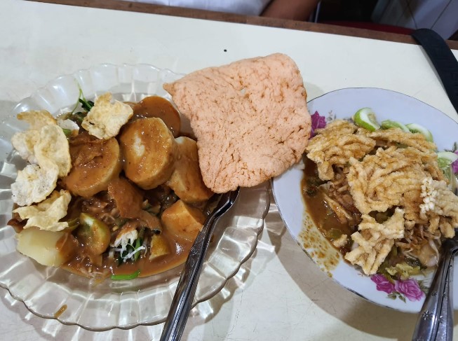 Gado-Gado Cikini (Renie) Teddy Rukfiadi, 1. TanSu Kemayoran, 2. Bopet Mini Benhil, 3. Restoran Garuda, 4. Sana Sini Restaurant, 5. Bubur Kwang Tung, 6. Bubur Cikini H.R. Sulaiman, 7. Bakmi A Boen, 8. Kedai Tjikini, 9. Mie Ayam Gondangdia, 10. Spesial Soto Boyolali (SSB ) Hj Hesti Widodo, Pecenongan, 11. Sabang 16 Kopi dan Srikaya, 12. Dua Nyonya Restaurant, 13. Gado-Gado Cikini (Renie), 14. Gado-Gado Cemara (Sejak 1947), 15. Nasi Uduk Gondangdia, 16. Soto Kudus Ayam Kampung Kembang Joyo, 17. Gudeg Jogja Bu Tinah