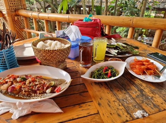 Gubug Makan Mang Engking Telaga Arwana Cibubur Seagate, 1. Gubug Udang Situ Cibubur, 2. Teras Rumah Nenek, 3. Pondok Kemangi Cibubur, 4. Sate Maranggi Haji Yetty Cabang Cibubur, 5. Telaga Seafood Restaurant, 6. Bebek Kaleyo Cibubur Nagrak, 7. Teras Rimbun, 8. MANG KABAYAN CIBUBUR, 9. Sondoro Seafood, 10. Gubug Makan Mang Engking Telaga Arwana Cibubur, 11. RM Saung Alam Sunda, 12. Bakmi Naga Resto Cibubur Square, 13. Hanamasa Cibubur
