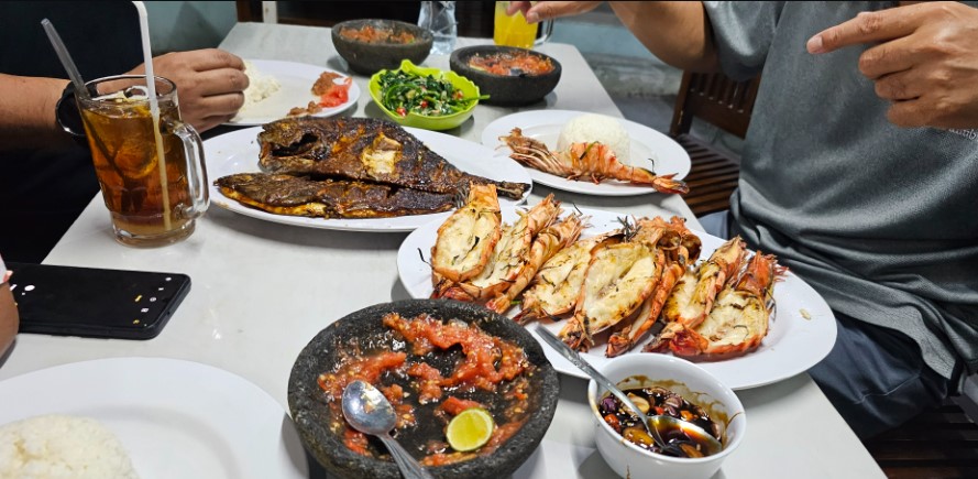 Ikan Bakar Bu Bambang tariqalsagoff, 1. The Westlake Resto, 2. Banyu Mili Resto, 3. Kurnia Seafood Yogyakarta, 4. Bale Timoho Resto, 5. Seafood Pak Purwanto, 6. Ikan Bakar Jimbaran, 7. Kepiting Cak Gundul, 8. Kepiting Bang Ja’i Seturan, 9. Zona Seafood Kotabaru, 10. Ikan Bakar Bu Bambang, 11. Ikan Bakar Legian khas Bali, 12. King Kerang Jogjakarta, 13. IKAN LAUT BAKAR MAS AYE, 14. Terminal kepiting jogja