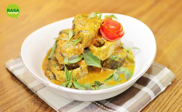 Ikan Kuah Pala Banda via Rasasayangecoid, 1. Ikan Gohu, 2. Papeda, 3. Nasi Lapola, 4. Woku Komo-komo, 5. Kohu-kohu, 6. Sambal Colo-colo, 7. Bubur Ne, 8. Bubur Sagu Ubi, 9. Kopi Sibu-sibu, 10. Bobengka, 11. Ikan Kuah Pala Banda, 12. Ikan Asap, 13. Kasbi Komplet, 14. Cempedak Goreng, 15. Acar Kuning, 16. Sambal Tappa, 17. Lapis Palaro