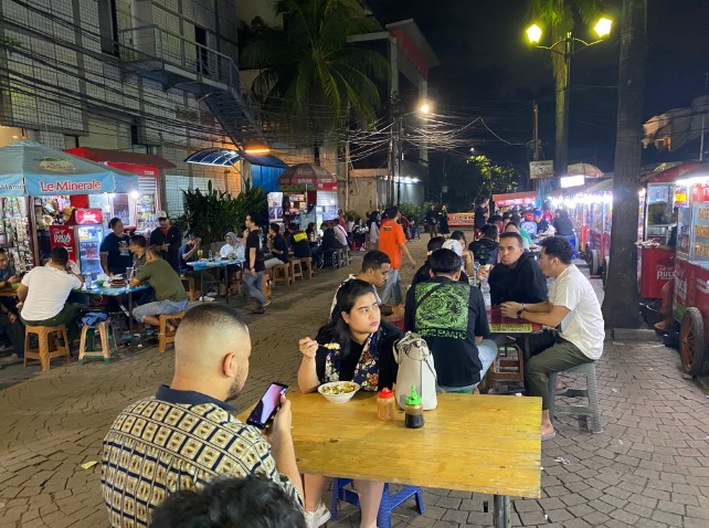 Jajanan Malam Menteng Lucky HP, 1. Nasi Goreng Kambing Kebon Sirih, 2. Bubur Cikini H.R. Sulaiman, 3. THAMRIN 10 Food &amp; Creative Park, 4. Jajanan Malam Menteng, 5. Martabak Pecenongan 78 Menteng, 6. Street Food Menteng, 7. Djakarta Street Food, 8. Hiroshima Japanese street food, 9. Sunda Kelapa Street Foods Counter, 10. Kuliner Jalan Sabang