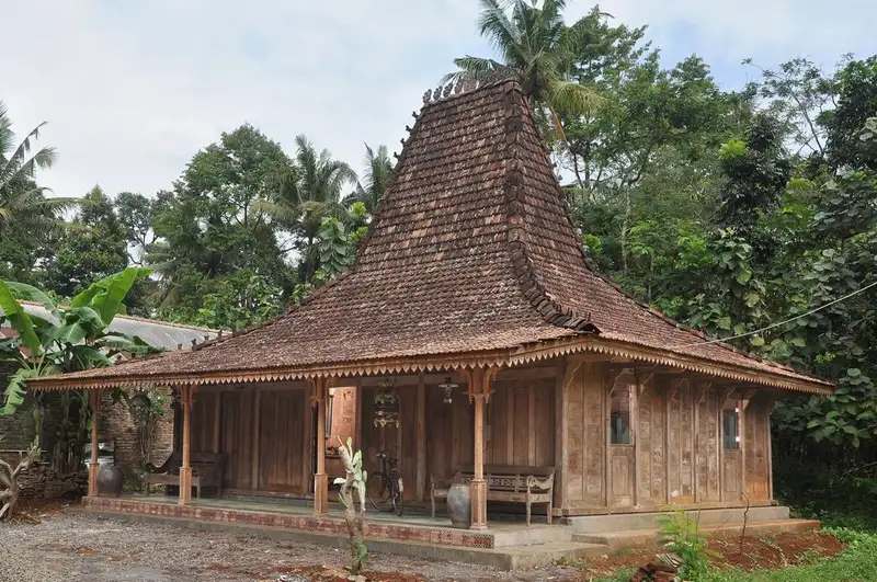 Joglo Lawakan via Ruangarsitek, 1. Rumah Joglo Sinom, 2. Joglo Jompongan, 3. Joglo Pangrawit, 4. Joglo Lawakan, 5. Rumah Limasan, 6. Rumah Kampung, 7. Rumah Panggang PE, 8. Rumah Tajug, 9. Joglo Mangkurat, 10. Joglo Hageng