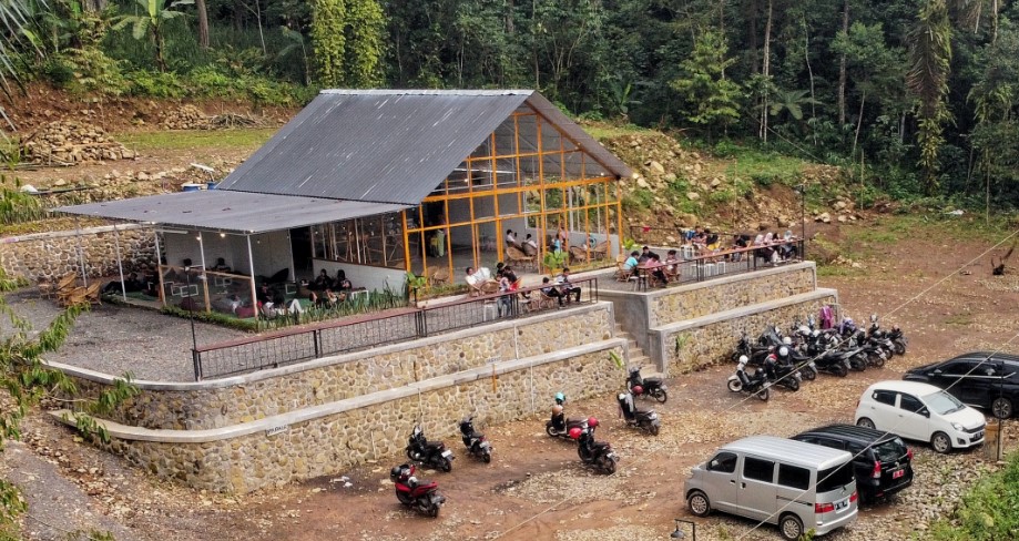 Kayoe Coffee Barn Petungkriyono Mas Umam, 1. Coffee And Beyond, 2. Teh Jawa Resto, 3. DKK Kafe (Diet Kapan Kapan), 4. Jozzy Cafe, 5. OASIS COFFEE, 6. Kopi Candu Pekalongan, 7. Arto Cafe &amp; Gelato, 8. Corleone Cafe, 9. Jong Java Cafe, 10. Tanda Tanya Coffee, 11. Jagad Cafe, 12. Anak Panah Kopi + Pekalongan, 13. Cafe Hitam Putih, 14. My story Pekalongan , 15. MOKSHA COFFEE SPACE, 16. KLAKON Pekalongan, 17. Kayoe Coffee Barn Petungkriyono, 18. Sadean Kopi, 19. Batas Desa Coffee, 20. Kapeo Kopi Kedungwuni