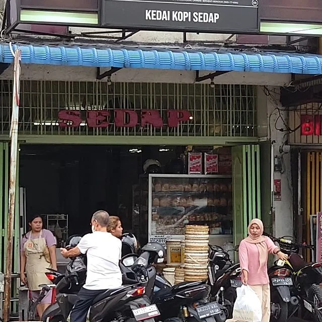 Kedai Kopi Sedap (Pematang Siantar) via Instagram.com @m4m0ru, 1. Waroeng Kopi Ake (Belitung), 2. kedai kopi apek (Medan), 3. Kopi Massa Kok Tong (Pematang Siantar), 4. Kopi Es Tak Kie (Jakarta), 5. Warung Kopi Purnama (Bandung), 6. Warung Kopi Nan Yo (Padang), 7. Bhineka Djaja (Denpasar), 8. Rumah Kopi Tikala (Manado), 9. Kedai Kopi Sedap (Pematang Siantar), 10. Warung Kopi Asiang (Pontianak)