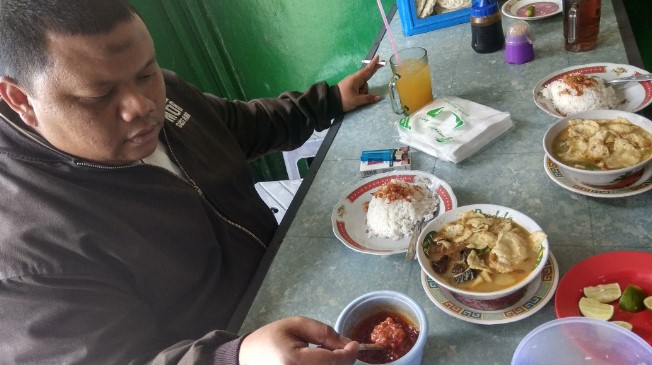 Kedai Soto Bu Nyai Priyo Asmoro, 1. Soto Betawi Globe H.Oji, 2. Soto Betawi Roxy H. Darwasa, 3. Soto Betawi H. Ma’ruf, 4. Soto Jakarta “Mas Hari”, 5. Soto Betawi H.Umar Idris, 6. Kedai Soto Bu Nyai, 7. Soto Kaki Sapi Bang Mamat, 8. Soto dan Sop Khas Betawi Bang Adi, 9. Soto Bang Udi, 10. Soto Betawi Pak Kumis, 11. Soto Jakarta Bawah Rel, 12. Soto Jakarta Pak H. Yus Cempaka Putih, 13. Soto & Sop Betawi Pa’ Marjuki, 14. Soto Betawi Haji Husen