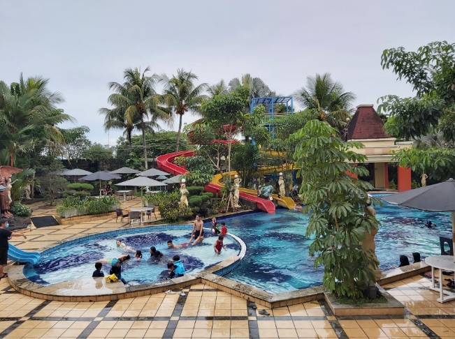 Kolam Renang Grand Wahid Hotel Salatiga Dhani Prasetyo, 1. Taman Tingkir Kota Salatiga, 2. Taman Kota Salatiga, 3. Selasar Kartini, 4. Lapangan Pancasila, 5. Kolam Renang Kalitaman, 6. Taman Cerdas Salatiga, 7. Kolam Renang Grand Wahid Hotel Salatiga, 8. Prasasti Plumpungan, 9. Pohon Pengantin Salatiga, 10. Taman Wisata Sejarah Kota Salatiga (TWSS), 11. TITD Hok Tek Bio, 12. Tapak hapsari, 13. Air terjun joko tingkir, 14. Uwit Art Space, 15. Rumah Khalwat Roncalli, 16. Wisata Edukasi Argotelo, 17. Sitalang River Tubing, 18. Mata Air Benoyo, 19. Taman Sidomukti, 20. Desa Wisata Tingkir Lor, 21. Resto Kalibatur Salatiga, 22. Gereja Kristen Jawa Salib Putih, 23. D’Emmerick
