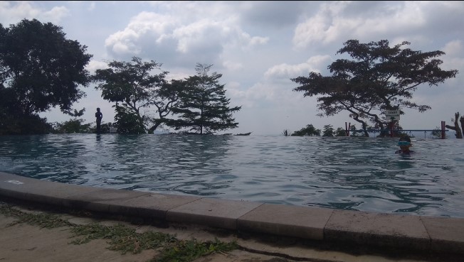 Kolam Renang D'Emmerick Azis Wisnu Widhi Nugraha, 1. Taman Tingkir Kota Salatiga, 2. Taman Kota Salatiga, 3. Selasar Kartini, 4. Lapangan Pancasila, 5. Kolam Renang Kalitaman, 6. Taman Cerdas Salatiga, 7. Kolam Renang Grand Wahid Hotel Salatiga, 8. Prasasti Plumpungan, 9. Pohon Pengantin Salatiga, 10. Taman Wisata Sejarah Kota Salatiga (TWSS), 11. TITD Hok Tek Bio, 12. Tapak hapsari, 13. Air terjun joko tingkir, 14. Uwit Art Space, 15. Rumah Khalwat Roncalli, 16. Wisata Edukasi Argotelo, 17. Sitalang River Tubing, 18. Mata Air Benoyo, 19. Taman Sidomukti, 20. Desa Wisata Tingkir Lor, 21. Resto Kalibatur Salatiga, 22. Gereja Kristen Jawa Salib Putih, 23. D’Emmerick