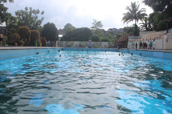 Kolam Renang Kalitaman Ignatius Prabowo, 1. Taman Tingkir Kota Salatiga, 2. Taman Kota Salatiga, 3. Selasar Kartini, 4. Lapangan Pancasila, 5. Kolam Renang Kalitaman, 6. Taman Cerdas Salatiga, 7. Kolam Renang Grand Wahid Hotel Salatiga, 8. Prasasti Plumpungan, 9. Pohon Pengantin Salatiga, 10. Taman Wisata Sejarah Kota Salatiga (TWSS), 11. TITD Hok Tek Bio, 12. Tapak hapsari, 13. Air terjun joko tingkir, 14. Uwit Art Space, 15. Rumah Khalwat Roncalli, 16. Wisata Edukasi Argotelo, 17. Sitalang River Tubing, 18. Mata Air Benoyo, 19. Taman Sidomukti, 20. Desa Wisata Tingkir Lor, 21. Resto Kalibatur Salatiga, 22. Gereja Kristen Jawa Salib Putih, 23. D’Emmerick