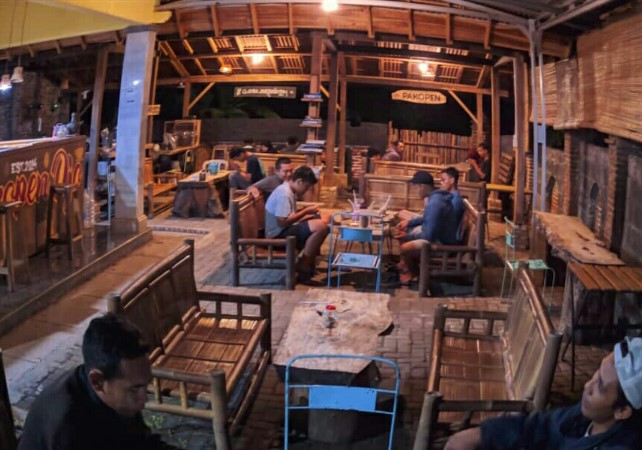 Kopi Djo, 1. Bogowonto 77 Resto &amp; Coffee, 2. Kopi Candi, 3. Semerbak Coffee, 4. Eiffel Ice Cream &amp; Resto, 5. Kopijawi, 6. Kape Kapi, 7. Soul Coffee &amp; Resto, 8. Kedai Pekarangan Coffee and Spice Drinks, 9. Pangena Family Resto &amp; Coffee Shop, 10. NONA Dessert &amp; Chill, 11. Kopi Kembang Sepasang, 12. Roar Coffee and Eatery, 13. SULTHAN KOPI &amp; EATERY, 14. Masterpiece Billiards And Cafe, 15. Kopi Joss Purworejo, 16. Ndelikwae, 17. Kebon N’dalem, 18. Kopi Djo, 19. Tulip Bakery, Cakes &amp; Coffee Shop, 20. Echosistem, 21. Cafe Angkringan Iyut’s, 22. Becos Cafe, 23. Temanja Post House, 24. KEMARI Kedai Kopi, 25. Kedai kopi ndeso, 26. Thriving.coffee, 27. Communitea coffee, 28. Teras Kopi Labbaik