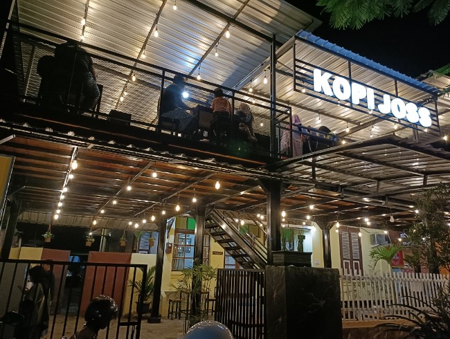 Kopi Joss Purworejo, 1. Bogowonto 77 Resto &amp; Coffee, 2. Kopi Candi, 3. Semerbak Coffee, 4. Eiffel Ice Cream &amp; Resto, 5. Kopijawi, 6. Kape Kapi, 7. Soul Coffee &amp; Resto, 8. Kedai Pekarangan Coffee and Spice Drinks, 9. Pangena Family Resto &amp; Coffee Shop, 10. NONA Dessert &amp; Chill, 11. Kopi Kembang Sepasang, 12. Roar Coffee and Eatery, 13. SULTHAN KOPI &amp; EATERY, 14. Masterpiece Billiards And Cafe, 15. Kopi Joss Purworejo, 16. Ndelikwae, 17. Kebon N’dalem, 18. Kopi Djo, 19. Tulip Bakery, Cakes &amp; Coffee Shop, 20. Echosistem, 21. Cafe Angkringan Iyut’s, 22. Becos Cafe, 23. Temanja Post House, 24. KEMARI Kedai Kopi, 25. Kedai kopi ndeso, 26. Thriving.coffee, 27. Communitea coffee, 28. Teras Kopi Labbaik