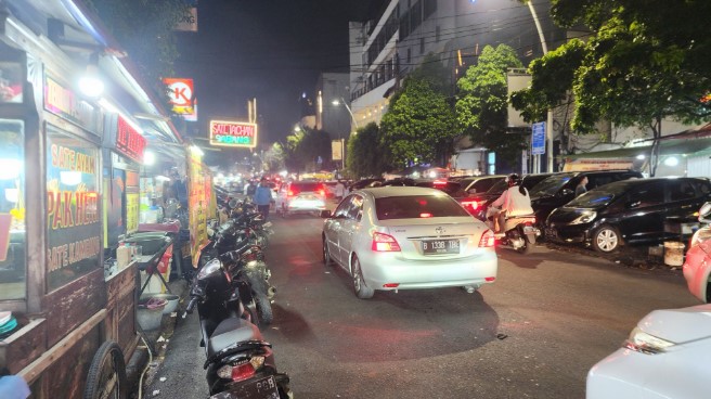 Kuliner Jalan Sabang Totok Haryanto, 1. Nasi Goreng Kambing Kebon Sirih, 2. Bubur Cikini H.R. Sulaiman, 3. THAMRIN 10 Food &amp; Creative Park, 4. Jajanan Malam Menteng, 5. Martabak Pecenongan 78 Menteng, 6. Street Food Menteng, 7. Djakarta Street Food, 8. Hiroshima Japanese street food, 9. Sunda Kelapa Street Foods Counter, 10. Kuliner Jalan Sabang