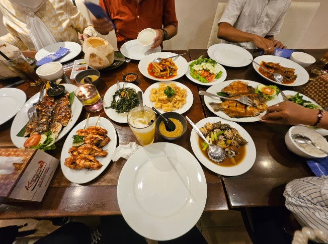 Kurnia Seafood Yogyakarta Denis DY, 1. The Westlake Resto, 2. Banyu Mili Resto, 3. Kurnia Seafood Yogyakarta, 4. Bale Timoho Resto, 5. Seafood Pak Purwanto, 6. Ikan Bakar Jimbaran, 7. Kepiting Cak Gundul, 8. Kepiting Bang Ja’i Seturan, 9. Zona Seafood Kotabaru, 10. Ikan Bakar Bu Bambang, 11. Ikan Bakar Legian khas Bali, 12. King Kerang Jogjakarta, 13. IKAN LAUT BAKAR MAS AYE, 14. Terminal kepiting jogja