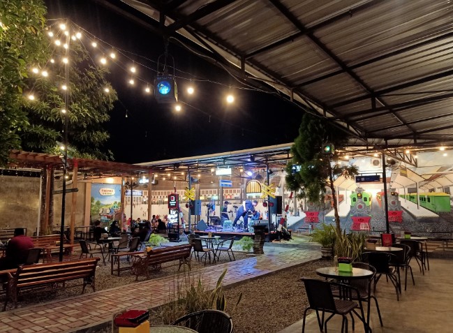 Locomotive Resto & Cafe thotaz mumtaz, 1. Burjo POLOPES, 2. Nyaman Coffee And Eatery, 3. Rumah Kopi Sragen, 4. Cengkir Klopo Coffee And Resto, 5. Locomotive Resto & Cafe, 6. Ragil Resto, 7. Pranadjaya coffee, 8. Omah Lawas Sragen, 9. BIG BEAT MAMA’S RESTAURAN & CAFE, 10. Gedhein Kopi, 11. Kopi Gati, 12. Mocitea Corner, 13. Omah Prahu Coffee & Resto, 14. Rules Coffee and Kitchen, 15. Dodolanan Cafe, 16. Nittie Coffee, 17. DjadjanDW, 18. Kenbirti coffee & bites, 19. History Coffee.SRG, 20. Reunikopi, 21. SAPA KETIGA, 22. Area Pedas, 23. Cafe Oemah Sedulur, 24. Lubby Cafe, 25. Coffee.blackbee