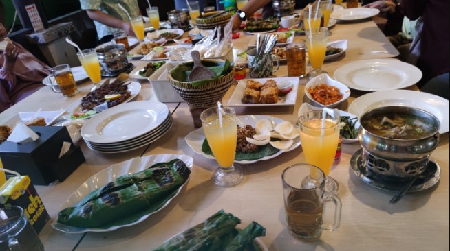 MANG KABAYAN CIBUBUR aRi, 1. Gubug Udang Situ Cibubur, 2. Teras Rumah Nenek, 3. Pondok Kemangi Cibubur, 4. Sate Maranggi Haji Yetty Cabang Cibubur, 5. Telaga Seafood Restaurant, 6. Bebek Kaleyo Cibubur Nagrak, 7. Teras Rimbun, 8. MANG KABAYAN CIBUBUR, 9. Sondoro Seafood, 10. Gubug Makan Mang Engking Telaga Arwana Cibubur, 11. RM Saung Alam Sunda, 12. Bakmi Naga Resto Cibubur Square, 13. Hanamasa Cibubur
