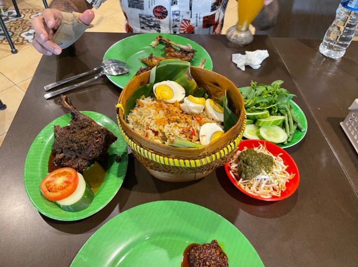Mak Kuring Ayam Bebek Goreng Bumbu Hitam Ellen Setiawan, 1. Waroeng Kaligarong Semarang, 2. Warung Makan Bebek H Slamet(asli), 3. Ayam & Bebek Goreng Sari Rasa (Pak Thori), 4. Bebek & Ayam Goreng Pak Ndut, 5. Bebek Carok, 6. Ayam & Bebek Goreng Pak Amad, 7. Bebek Goreng & Rica – Rica Mentok Pak Dawut, 8. Nasi Bebek Madura, 9. Mak Kuring Ayam Bebek Goreng Bumbu Hitam, 10. Bebek Goreng Mbak Ririn, 11. Bebek & Ayam Kampung MAS BUDI, 12. Ayam & Bebek Goreng Tiara, 13. Bebek Goreng Pak Eko (Ketileng), 14. Bebek Goreng MBAK YANI ~ Warung Tenda Ala Lamongan, 15. Bebek Kang Jono Gayamsari
