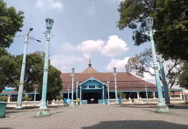 Masjid Agung Kraton Surakarta Anik Sri Muryani, 1. Masjid Agung Kraton Surakarta, 2. Masjid Raya Sheikh Zayed, 3. Masjid Al wustho Mangkunegaran, 4. Masjid Raya Fatimah, 5. Masjid Riyadh, 6. Masjid Jami Assagaf