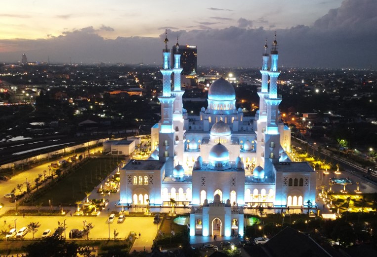Masjid Raya Sheikh Zayed Achmad Imron, 1. Masjid Agung Kraton Surakarta, 2. Masjid Raya Sheikh Zayed, 3. Masjid Al wustho Mangkunegaran, 4. Masjid Raya Fatimah, 5. Masjid Riyadh, 6. Masjid Jami Assagaf
