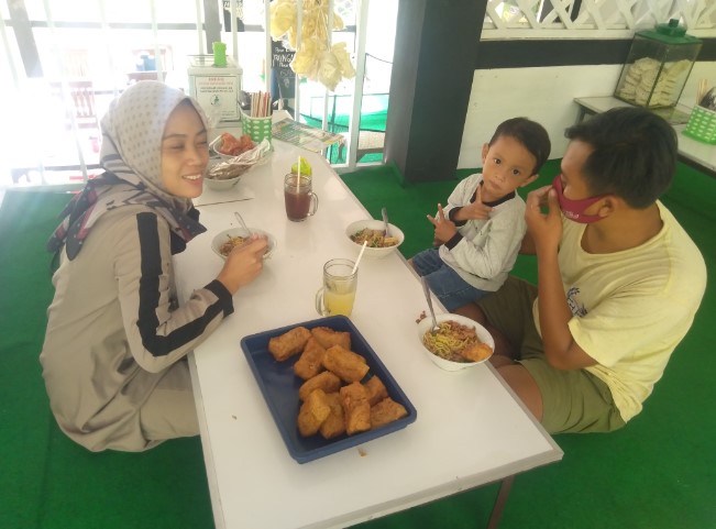 Mie Ayam Bakso Coba Rasa Mugie Rey, 1. Bakso ABC Sari Roso, 2. Bakso Planet Salatiga, 3. Sate Sapi Suruh & Bakso, 4. Bakso Dugul, 5. Bakso Mbledos Salatiga, 6. RM Bakso Tamansari, 7. Mie Ayam dan Bakso Idola (Cak So), 8. Bakso Sapi Dan Mie Ayam Blotongan Salatiga, 9. Bakso & Mie Ayam Sari Roso 88, 10. Mie Ayam Bakso Coba Rasa, 11. Bakso Babat Pak Tomo, 12. Rumah Makan Bakso Soko Roso